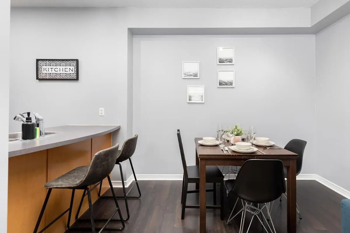 Two Story Loft W 2 Beds Close To Lakeshore Toronto