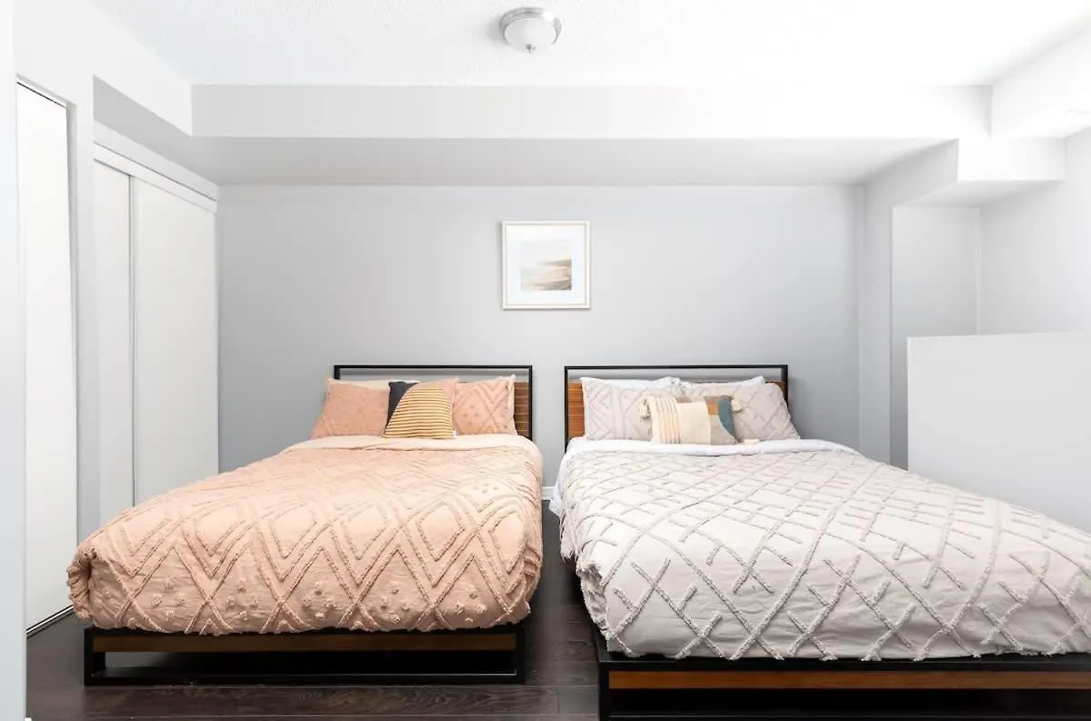 Two Story Loft W 2 Beds Close To Lakeshore Toronto
