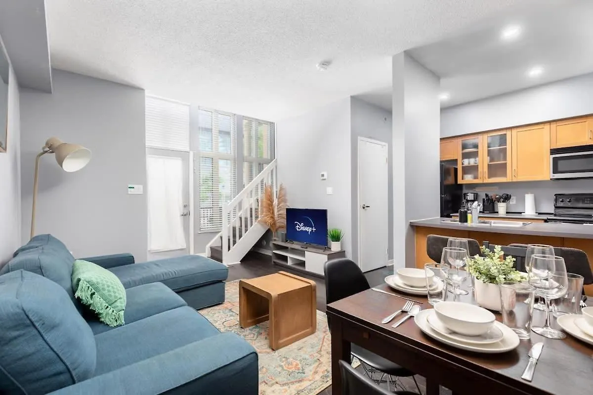 Two Story Loft W 2 Beds Close To Lakeshore Toronto